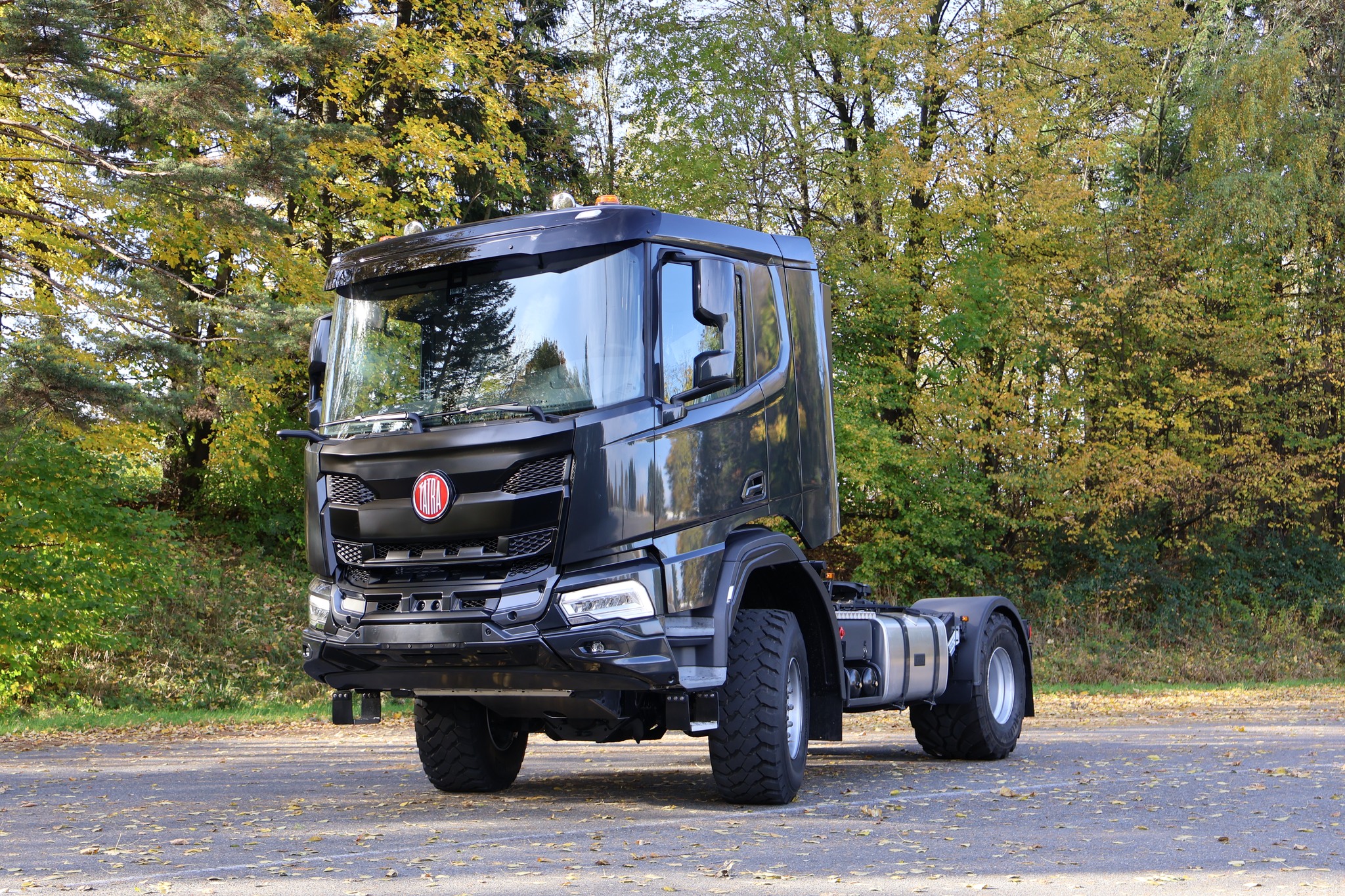 Read more about the article Tatra Trucks na targach Agritechnica – nowy terenowy specjalny ciągnik siodłowy z serii PHOENIX dla sektora rolniczego.