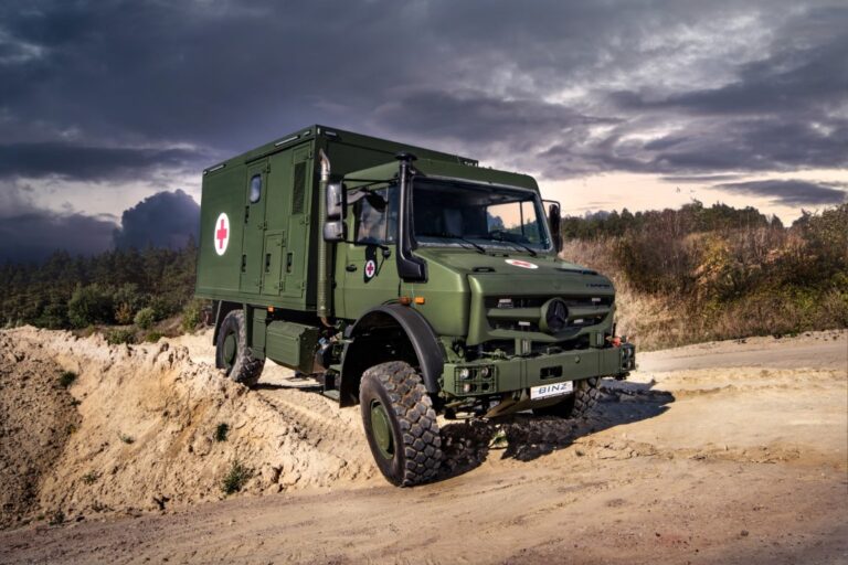 Read more about the article AMZ-KUTNO S.A. dostarczy terenowe sanitarki wielonoszowe na podwoziach Mercedes Unimog