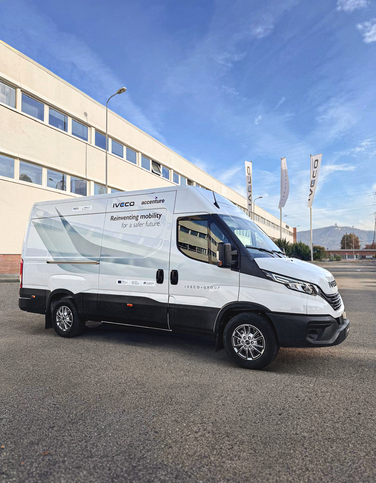 Read more about the article IVECO rozwija inteligentną i bezpieczną mobilność drogową dzięki technologii V2X we współpracy z Accenture