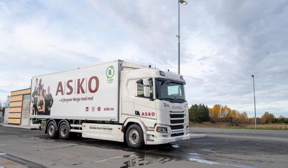 ASKO Vestby har bygget nytt MCS ladeanlegg fra Kempower. Scania Pilotpartner har levert den første kundebilen med MCS-lading til en norsk kunde. Bilen er en Scania 40 R 6x2*4