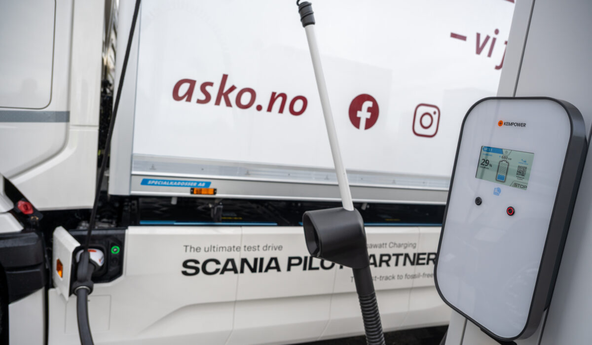 ASKO Vestby har bygget nytt MCS ladeanlegg fra Kempower. Scania Pilotpartner har levert den første kundebilen med MCS-lading til en norsk kunde. Bilen er en Scania 40 R 6x2*4