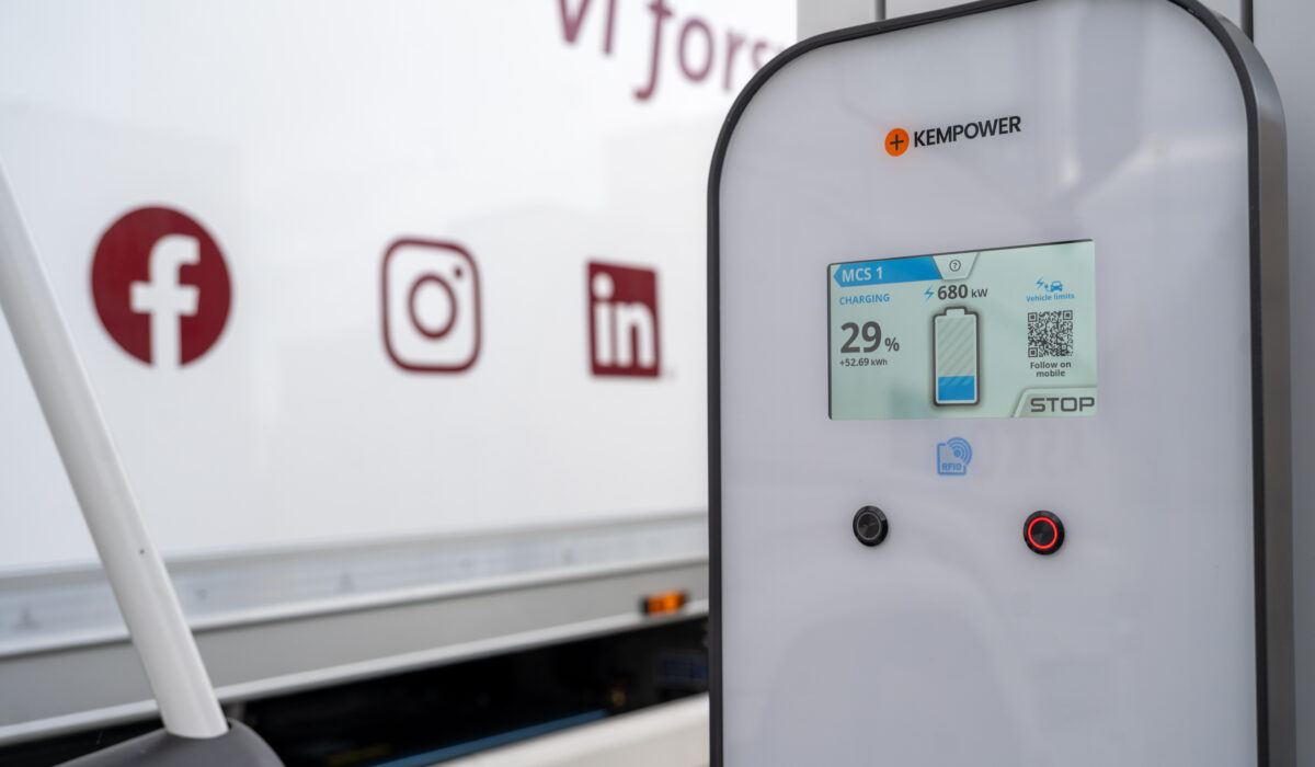 ASKO Vestby har bygget nytt MCS ladeanlegg fra Kempower. Scania Pilotpartner har levert den første kundebilen med MCS-lading til en norsk kunde. Bilen er en Scania 40 R 6x2*4