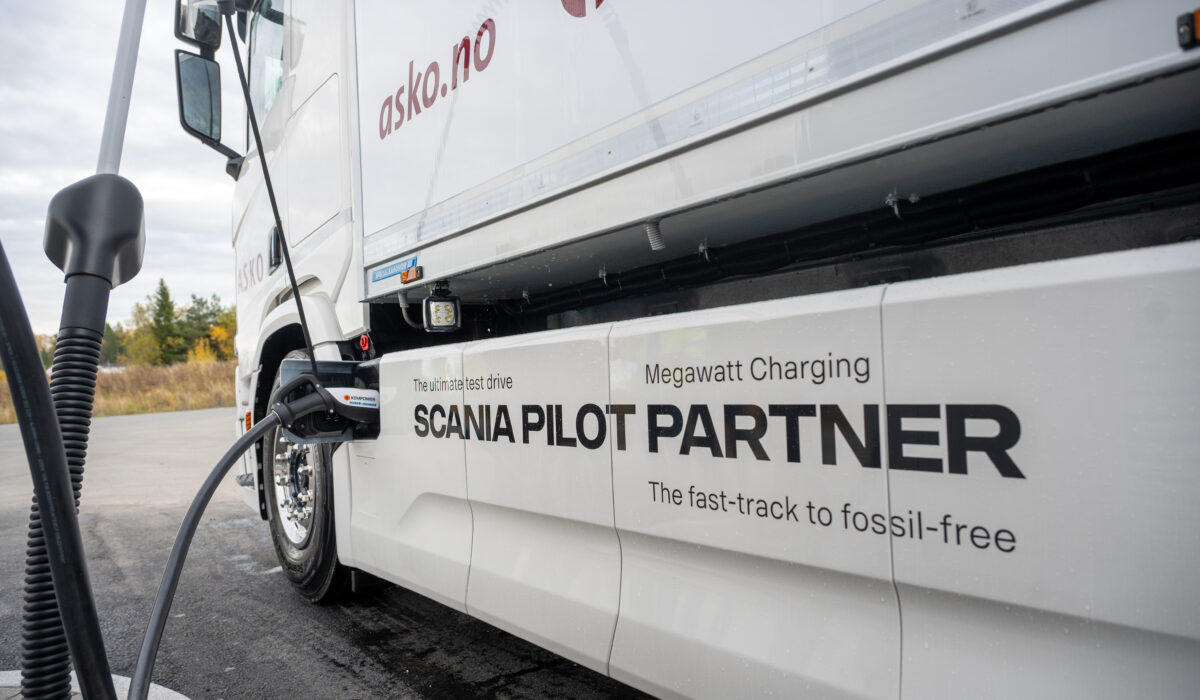 ASKO Vestby har bygget nytt MCS ladeanlegg fra Kempower. Scania Pilotpartner har levert den første kundebilen med MCS-lading til en norsk kunde. Bilen er en Scania 40 R 6x2*4