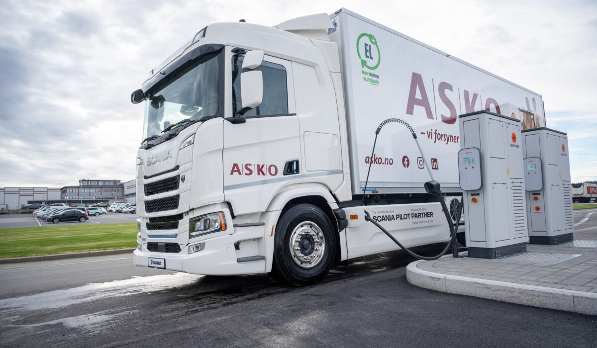 ASKO Vestby har bygget nytt MCS ladeanlegg fra Kempower. Scania Pilotpartner har levert den første kundebilen med MCS-lading til en norsk kunde. Bilen er en Scania 40 R 6x2*4