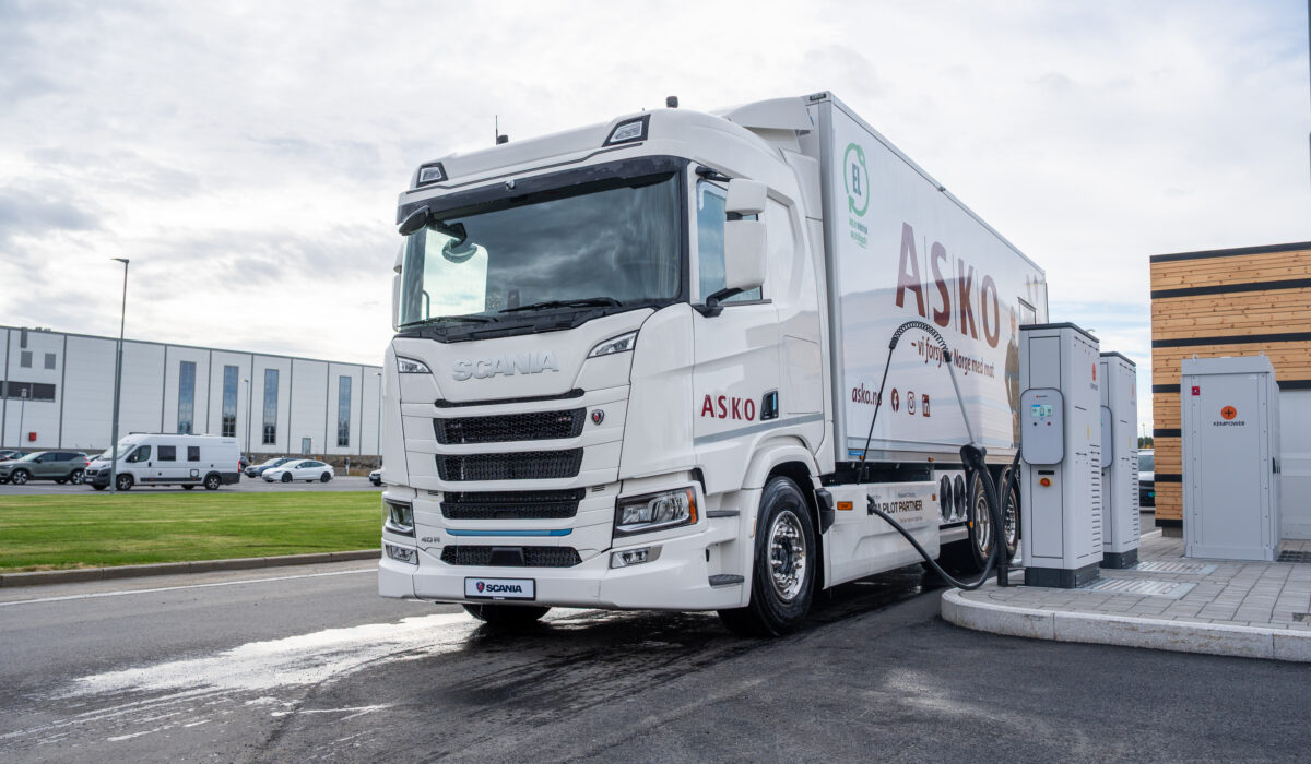 ASKO Vestby har bygget nytt MCS ladeanlegg fra Kempower. Scania Pilotpartner har levert den første kundebilen med MCS-lading til en norsk kunde. Bilen er en Scania 40 R 6x2*4