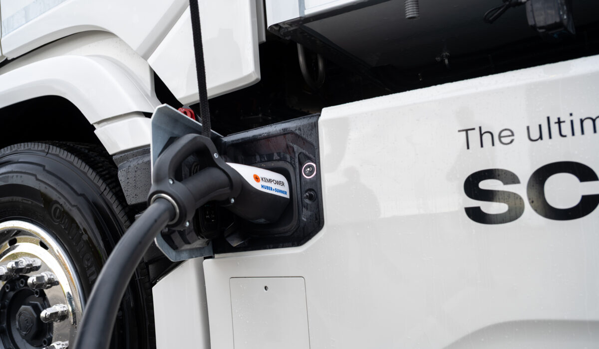 ASKO Vestby har bygget nytt MCS ladeanlegg fra Kempower. Scania Pilotpartner har levert den første kundebilen med MCS-lading til en norsk kunde. Bilen er en Scania 40 R 6x2*4