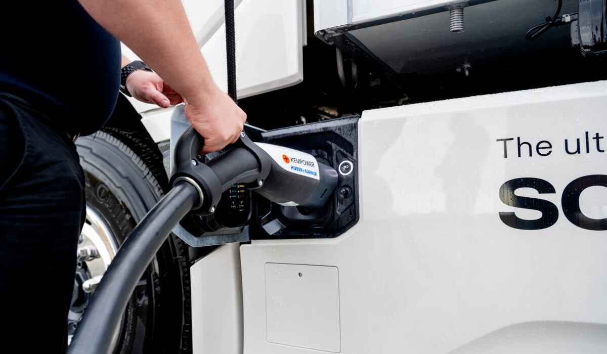 ASKO Vestby har bygget nytt MCS ladeanlegg fra Kempower. Scania Pilotpartner har levert den første kundebilen med MCS-lading til en norsk kunde. Bilen er en Scania 40 R 6x2*4