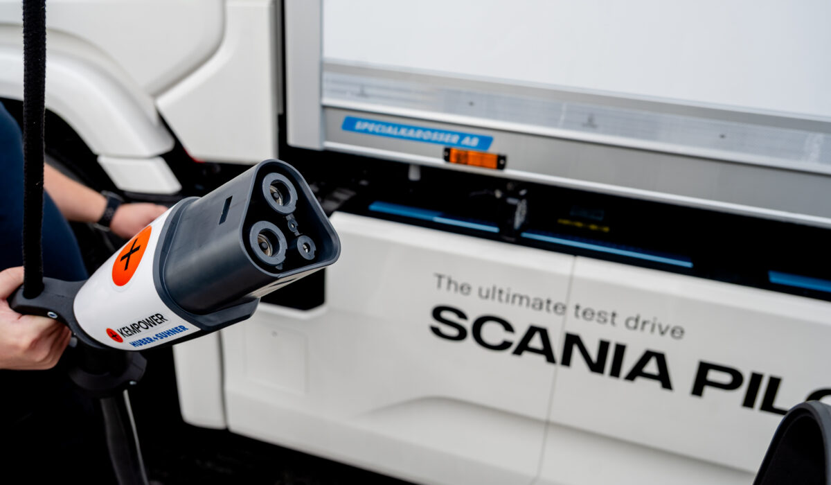 ASKO Vestby har bygget nytt MCS ladeanlegg fra Kempower. Scania Pilotpartner har levert den første kundebilen med MCS-lading til en norsk kunde. Bilen er en Scania 40 R 6x2*4