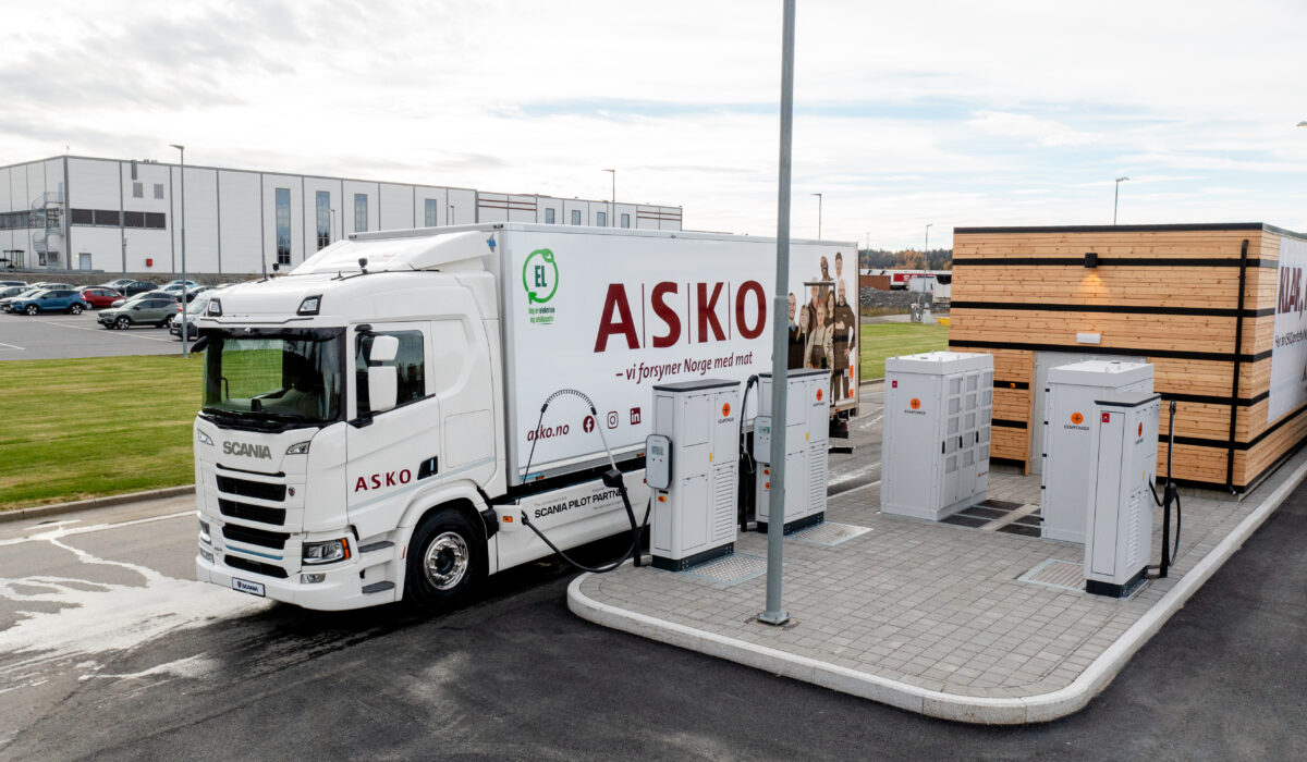ASKO Vestby har bygget nytt MCS ladeanlegg fra Kempower. Scania Pilotpartner har levert den første kundebilen med MCS-lading til en norsk kunde. Bilen er en Scania 40 R 6x2*4