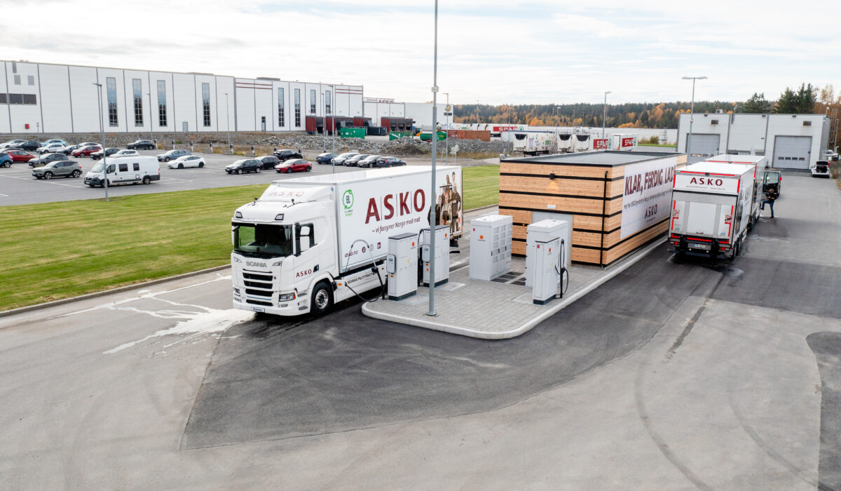 ASKO Vestby har bygget nytt MCS ladeanlegg fra Kempower. Scania Pilotpartner har levert den første kundebilen med MCS-lading til en norsk kunde. Bilen er en Scania 40 R 6x2*4