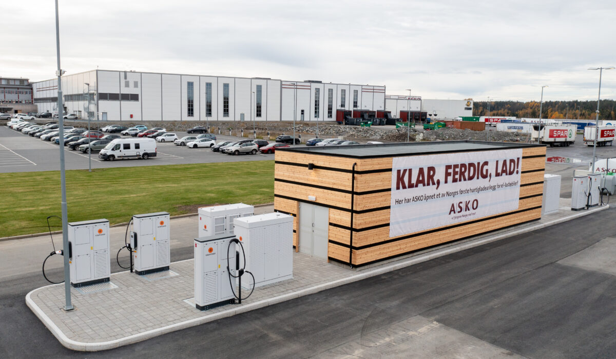ASKO Vestby har bygget nytt MCS ladeanlegg fra Kempower. Scania Pilotpartner har levert den første kundebilen med MCS-lading til en norsk kunde. Bilen er en Scania 40 R 6x2*4