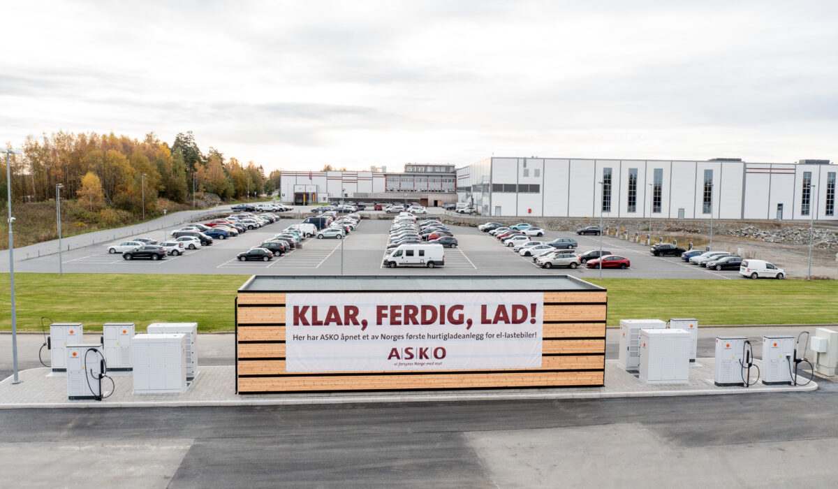 ASKO Vestby har bygget nytt MCS ladeanlegg fra Kempower. Scania Pilotpartner har levert den første kundebilen med MCS-lading til en norsk kunde. Bilen er en Scania 40 R 6x2*4