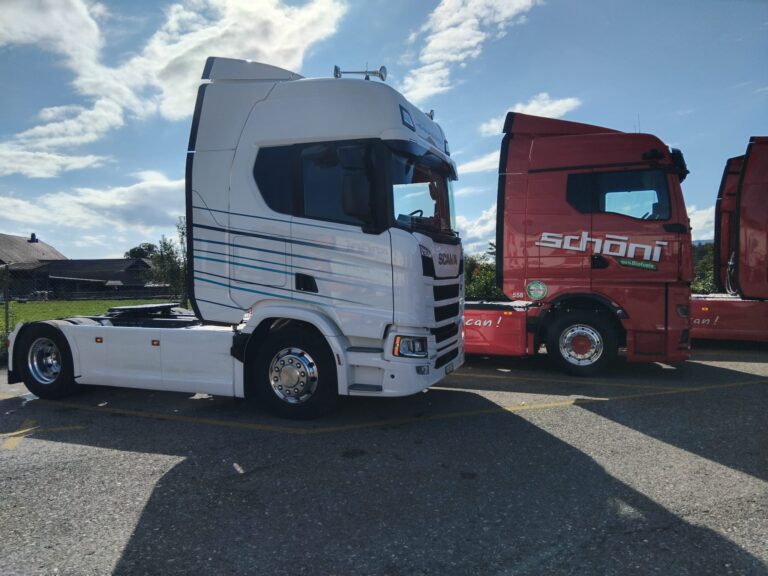 Read more about the article Schöni Transport AG testuje nowy 11-litrowy silnik Scania SUPER – ekonomiczny, o wysokiej wydajności, który może być zasilany w 100% biodieslem.