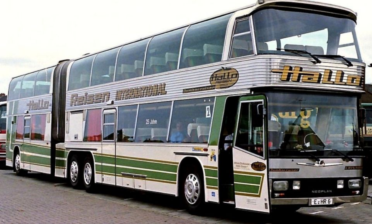 Read more about the article Legendarne niemieckie przegubowe autokary piętrowe – Setra SG 221 HDS oraz Neoplan Jumbocruiser