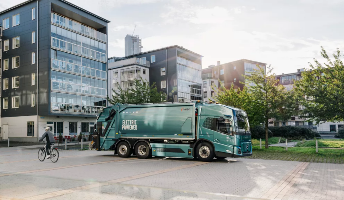 Screenshot 2025-11-06 at 11-14-25 garbage-truck-cyclist-1860x1050 (obraz WEBP 1024×579 pikseli)