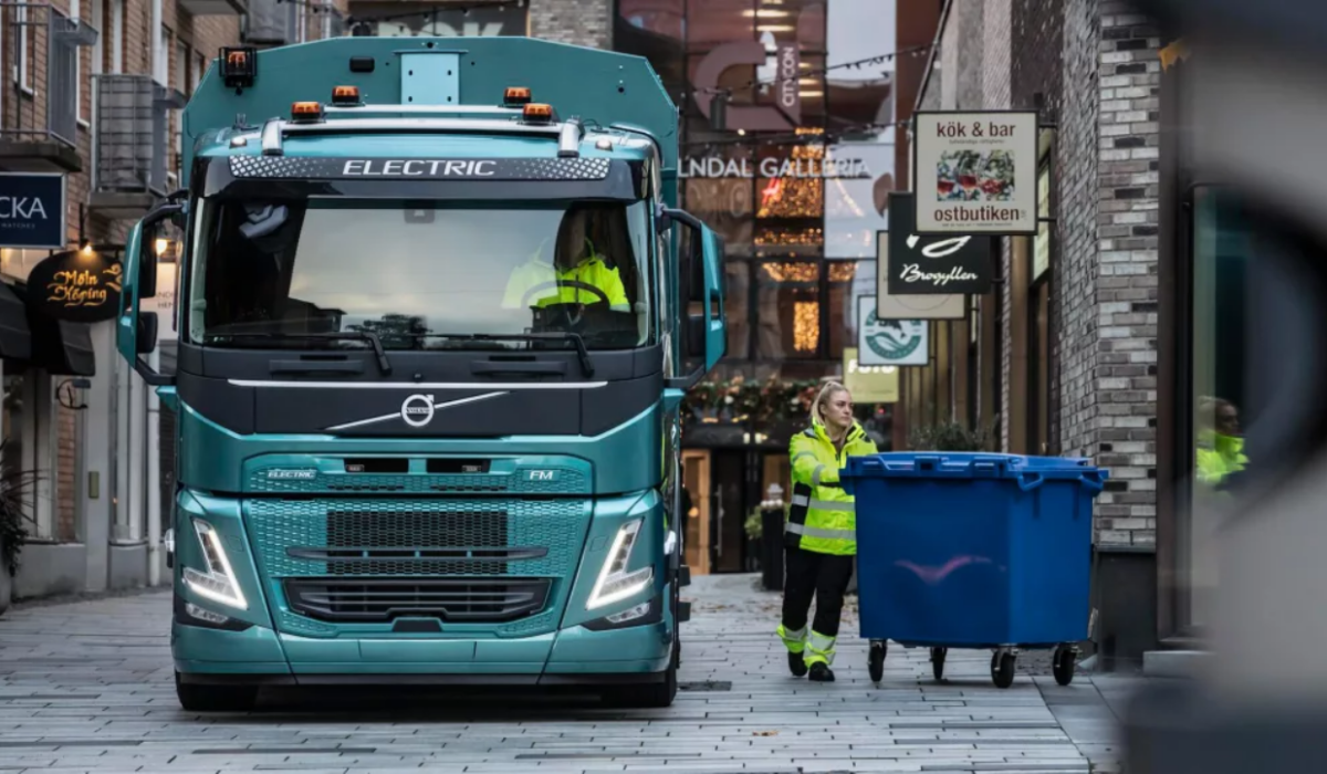 Screenshot 2025-11-06 at 11-17-23 garbage-truck-blue-bin-1860x1050 (obraz WEBP 1024×579 pikseli)