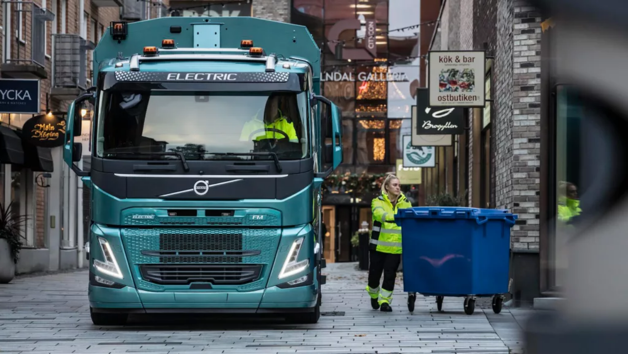 Read more about the article Elektryczne śmieciarki w mieście – spojrzenie Volvo