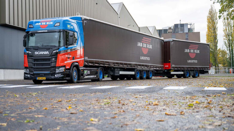 Read more about the article Jan de Rijk Logistics wprowadza do eksploatacji pierwszy z siedmiu elektrycznych pojazdów ciężarowych Scania o niskim siodle