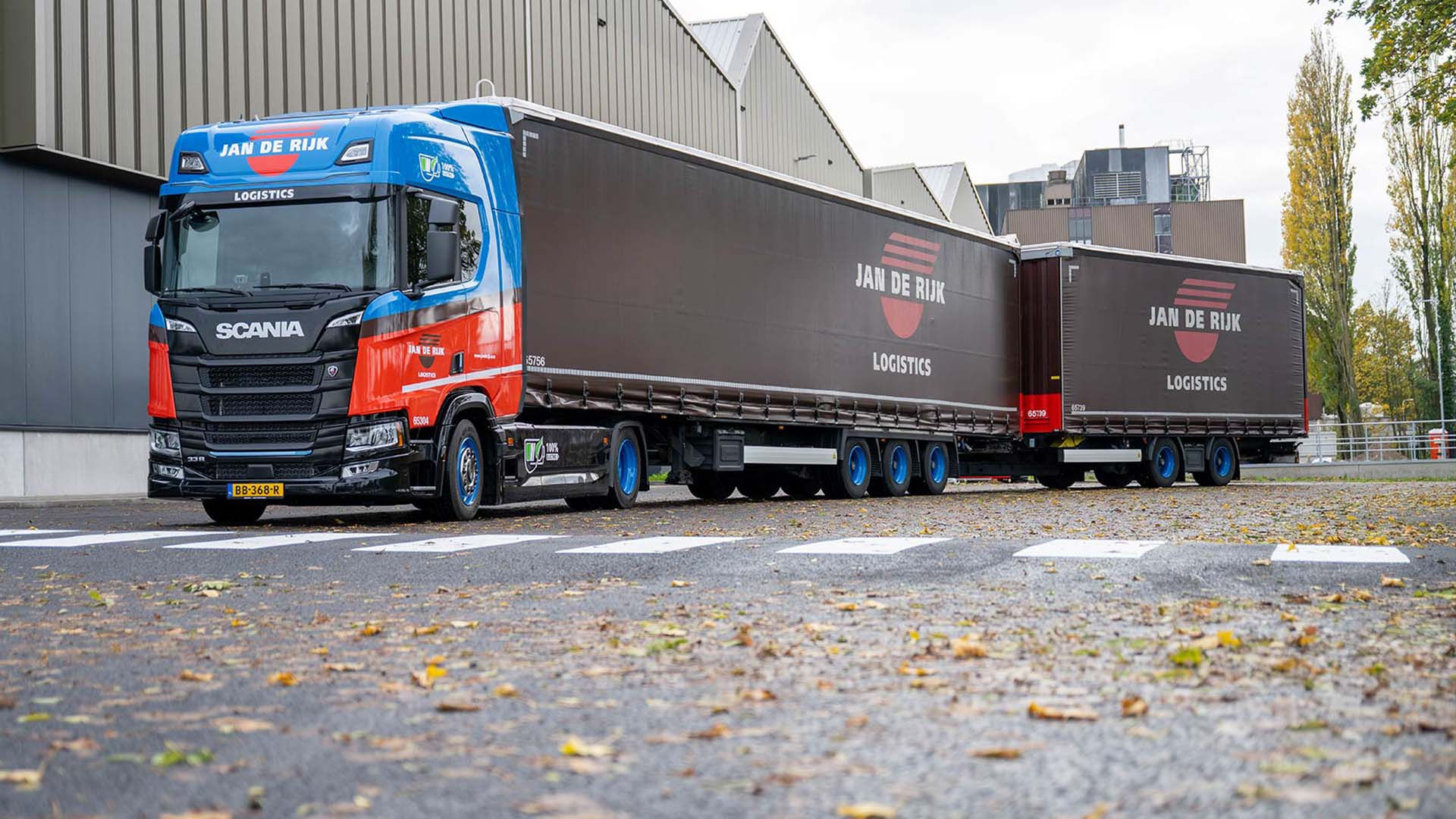 Read more about the article Jan de Rijk Logistics wprowadza do eksploatacji pierwszy z siedmiu elektrycznych pojazdów ciężarowych Scania o niskim siodle