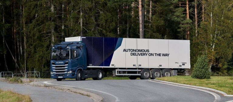 Read more about the article Autonomiczne ciężarówki mogą pomóc w rozwiązaniu problemu niedoboru kierowców w branży transportowej