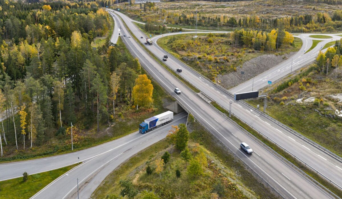 scania-autonomous-truck-long-haulage-aerial-shot