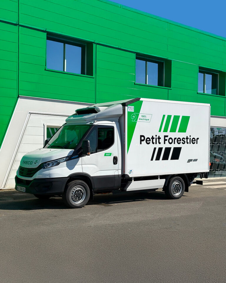 Read more about the article Grupa Petit Forestier wdrożyła w całej Europie prawie 300 pojazdów IVECO eDaily, wzmacniając swoje zaangażowanie w zrównoważony transport.
