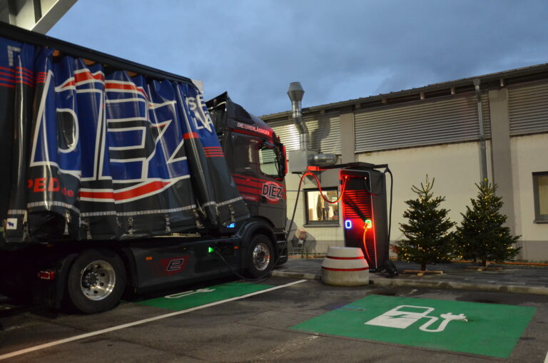 Read more about the article Daimler Truck buduje półpubliczną sieć ładowania dla ciężarówek – pierwsi klienci pilotażowi pomyślnie uruchomili pierwsze takie punkty