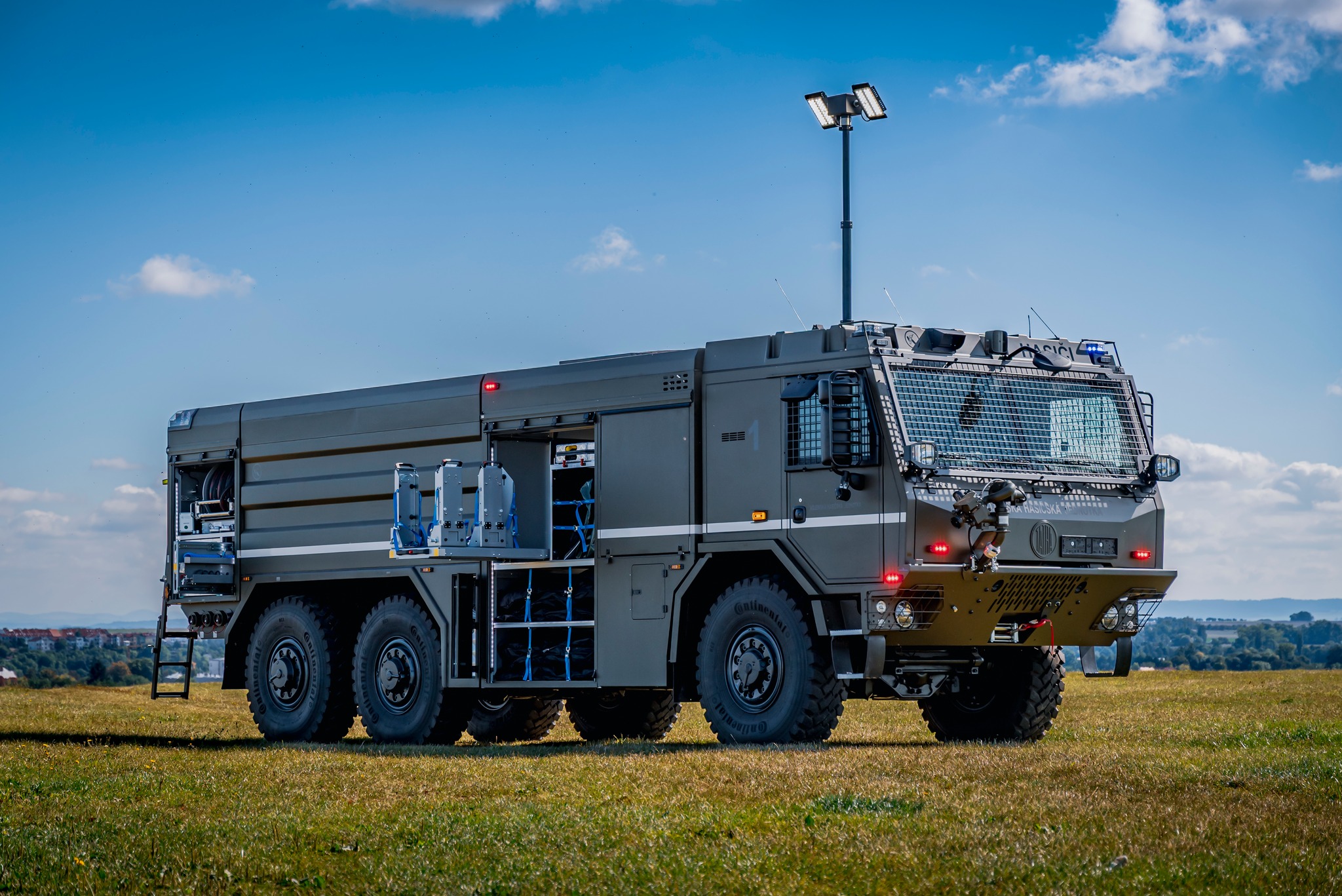 Read more about the article Ciężki terenowy samochód ratowniczo-gaśniczy na 3-osiowym podwoziu TATRA FORCE w wersji dla czeskich wojskowych strażaków