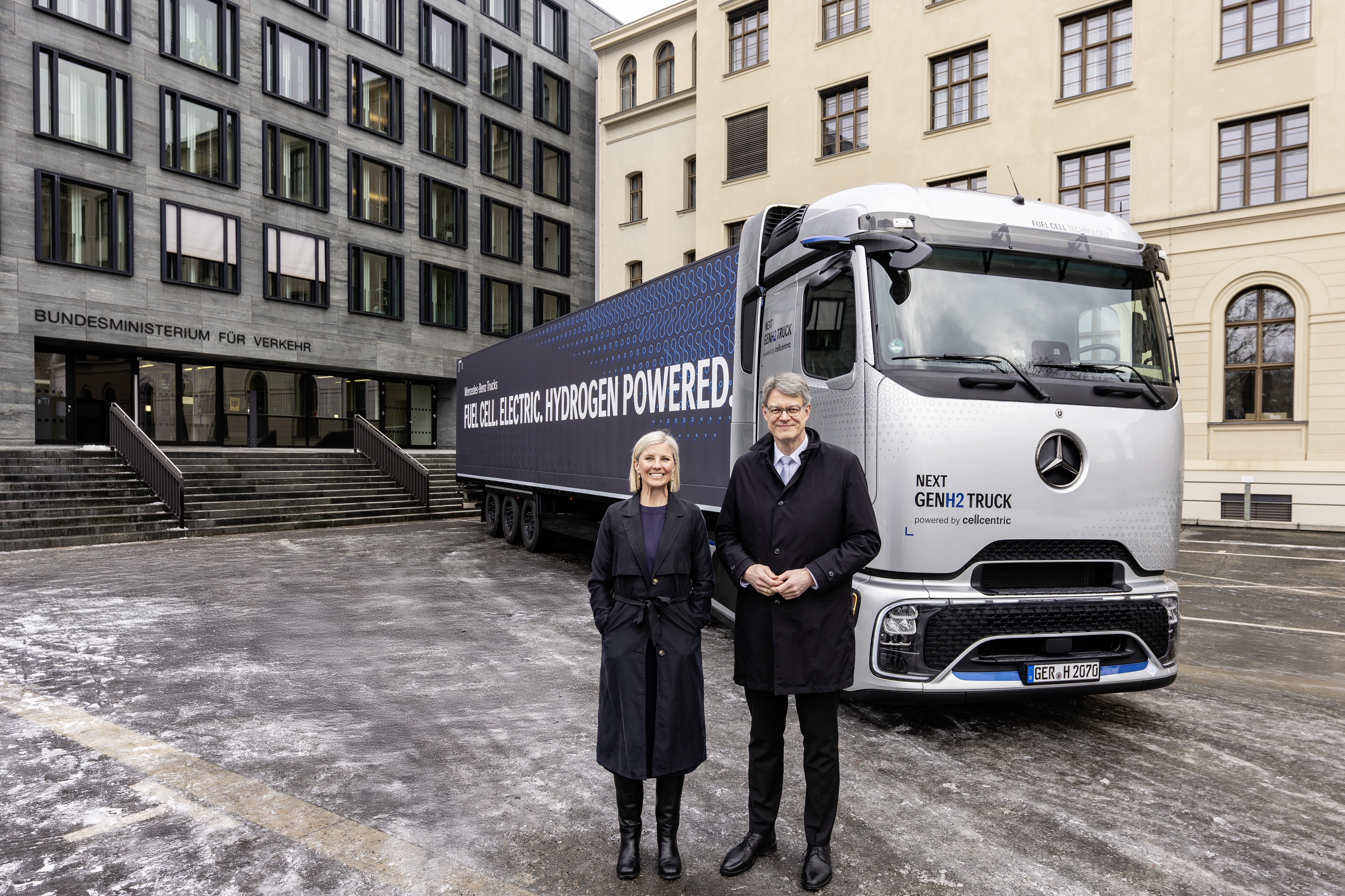 Read more about the article Wizyta w stolicy: Daimler Truck prezentuje nową ciężarówkę z ogniwami paliwowymi i podkreśla współpracę polityki z przemysłem w zakresie dekarbonizacji