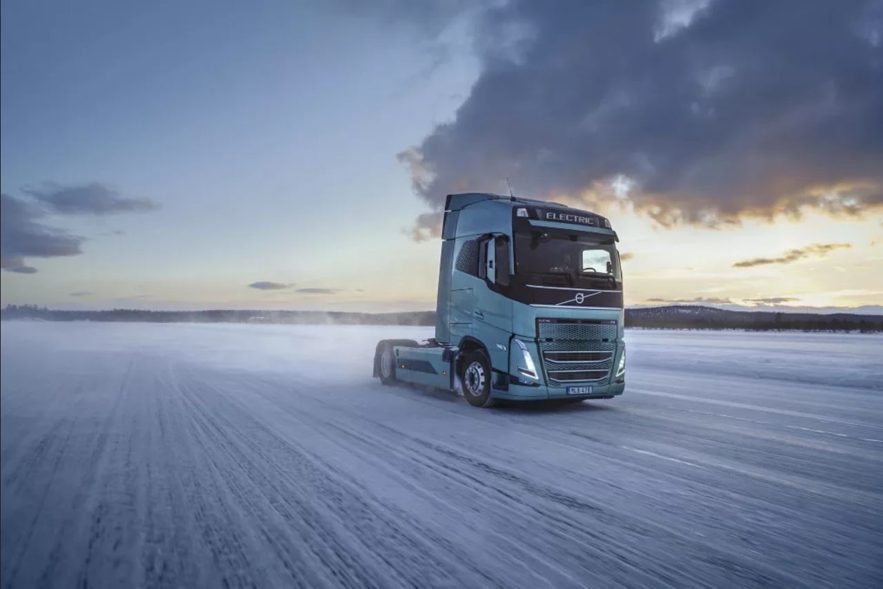 Read more about the article Volvo Trucks – bezpieczna i efektywna jazda ciężarówką elektryczną zimą