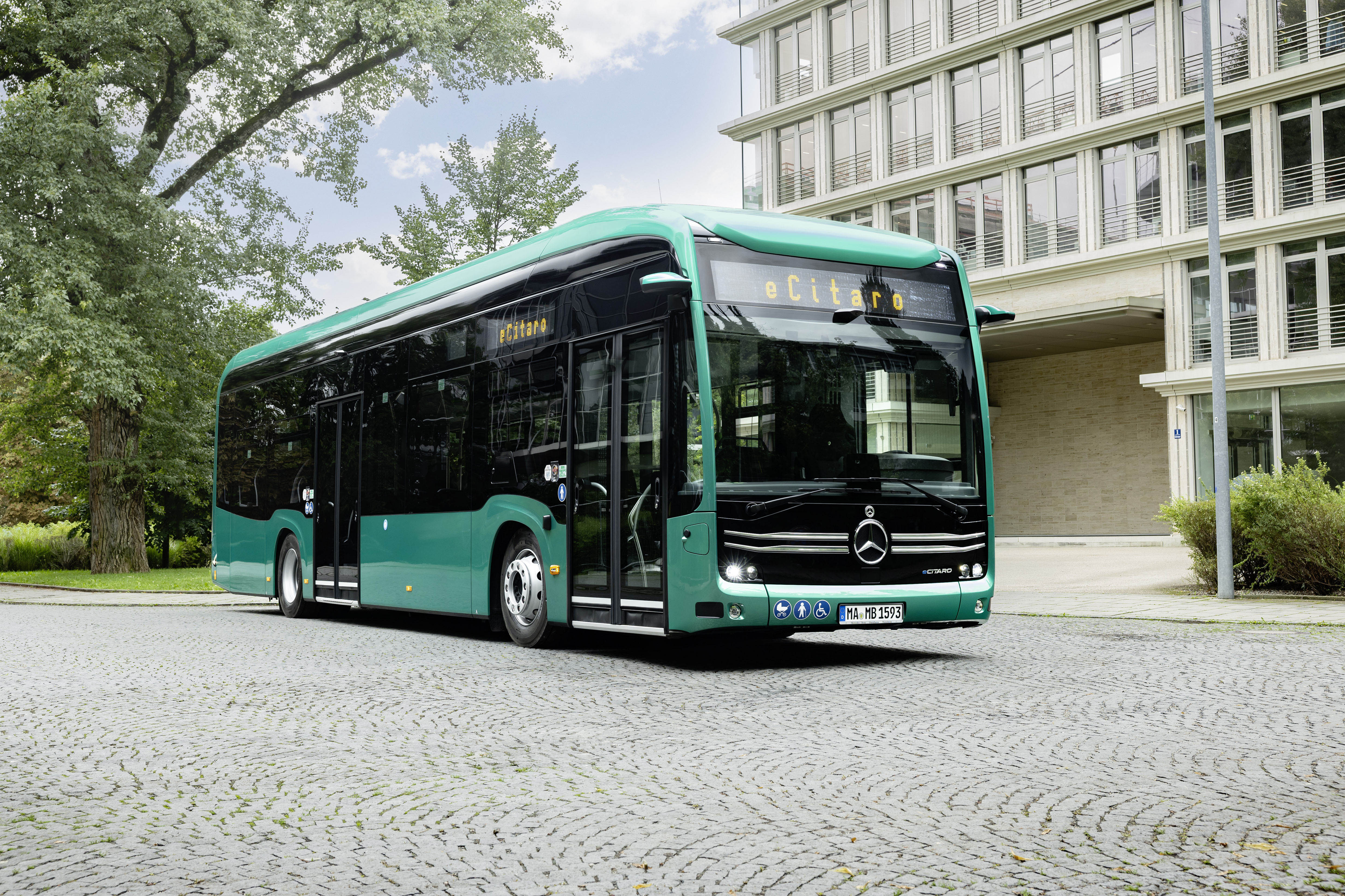 Read more about the article Podczas targów mobility move 2026 w Berlinie Daimler Buses prezentuje Mercedesa-Benz eCitaro z nowym akumulatorem NMC4 i usługami eMobility