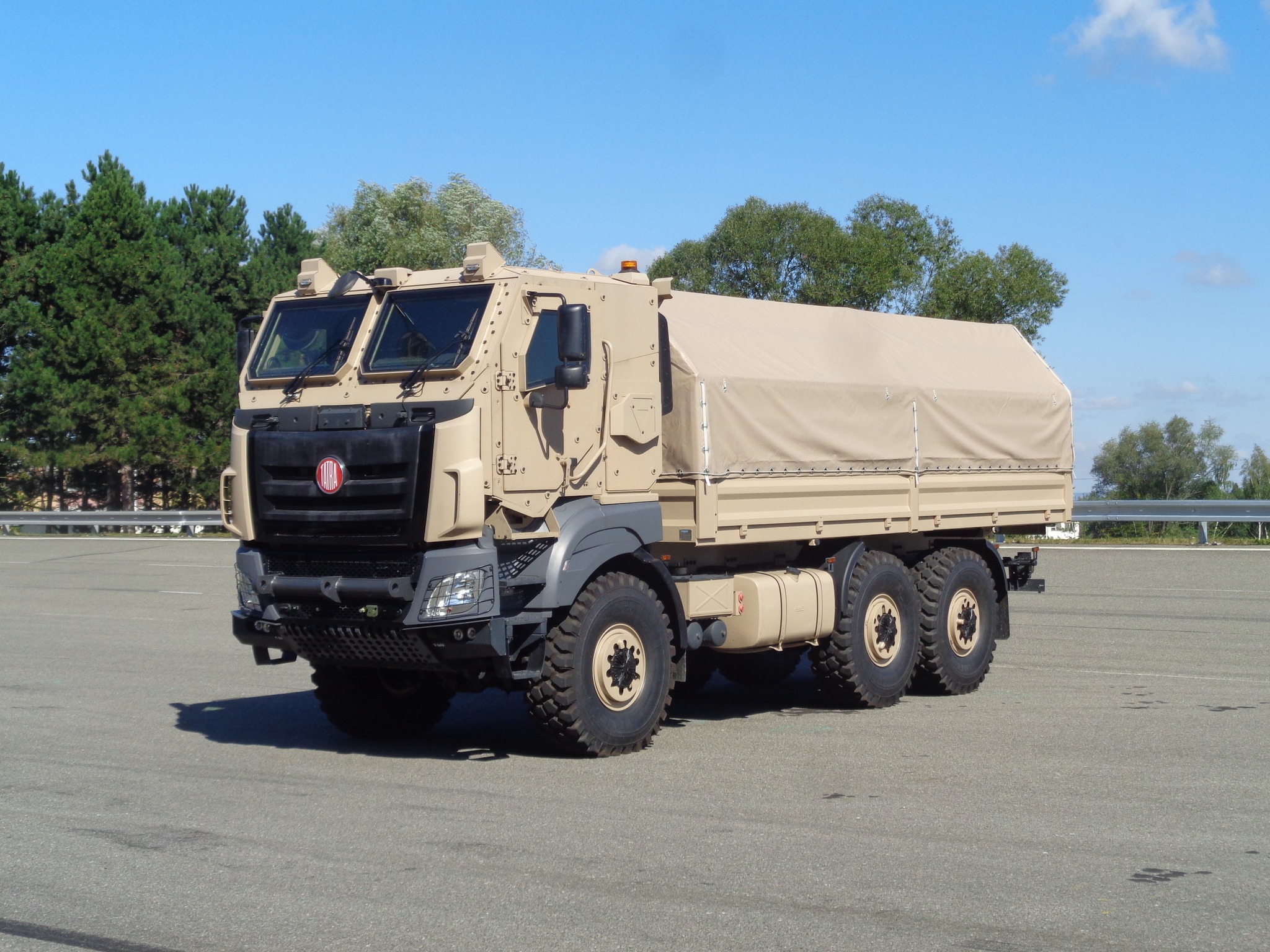 Read more about the article Nowe wersja zmilitaryzowanej Tatry Phoenix – odmiana logistyczna 6×6