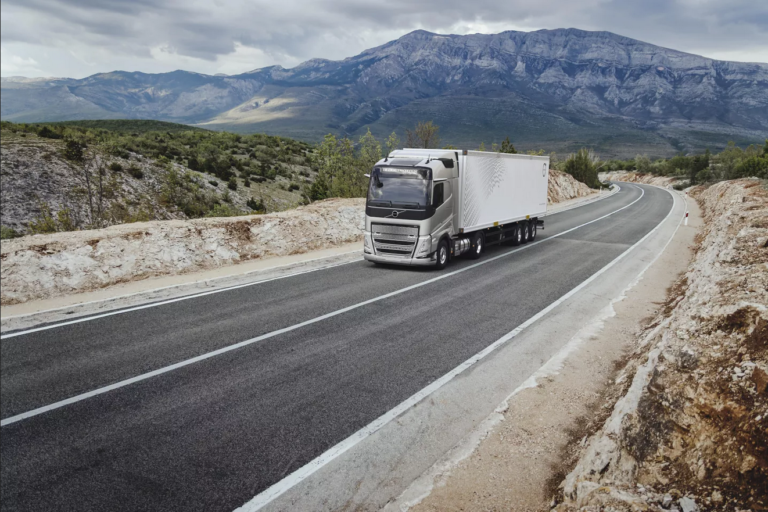 Read more about the article Volvo Trucks osiąga kamień milowy, na całym świecie sprzedając 10 000 ciężarówek zasilanych LNG/(bio)LNG.