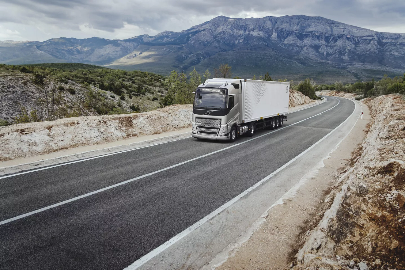 Read more about the article Volvo Trucks osiąga kamień milowy, na całym świecie sprzedając 10 000 ciężarówek zasilanych LNG/(bio)LNG.