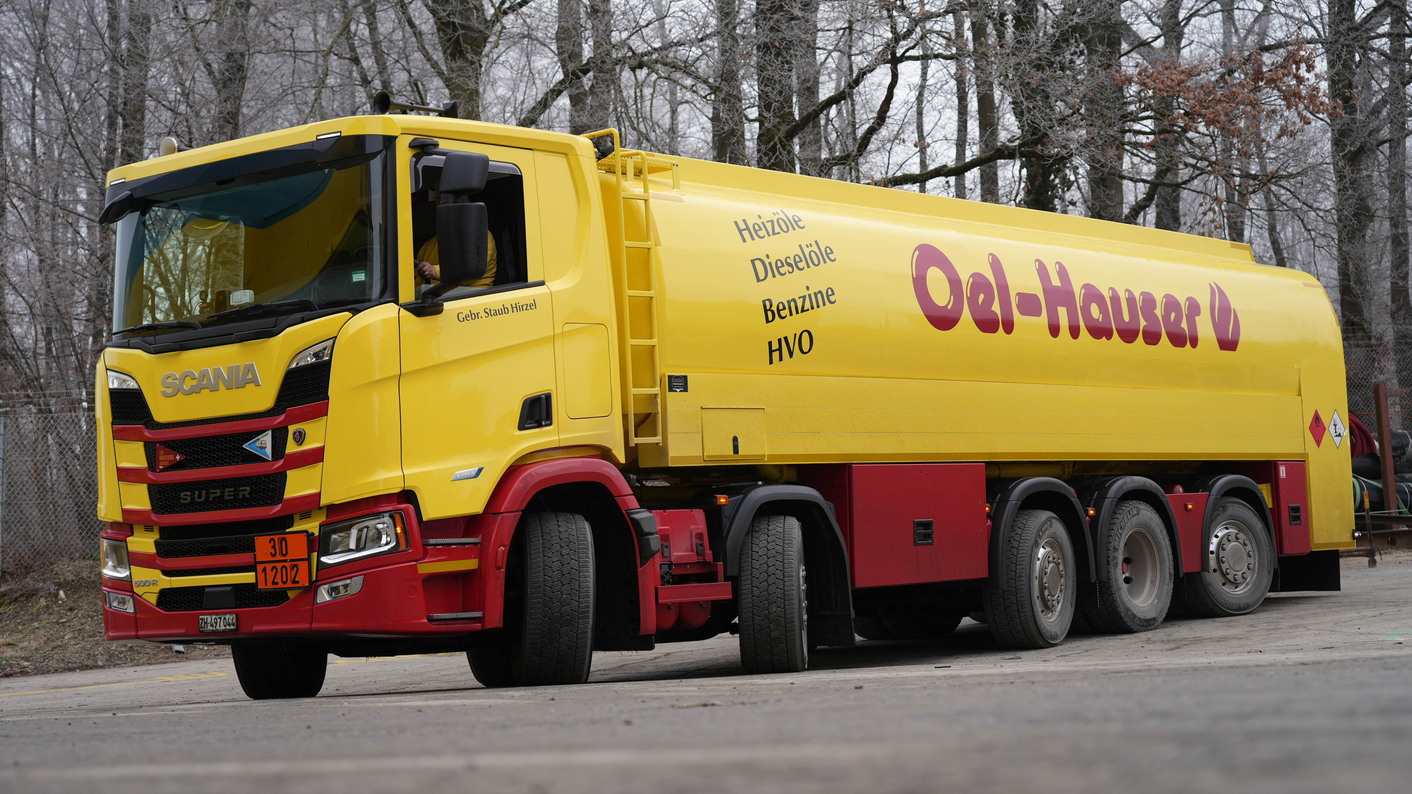 Read more about the article Gebr. Staub Transporte AG otrzymuje pierwszą na świecie pięcioosiową ciężarówkę Scania z jedną napędzaną osią w tylnym tridemie