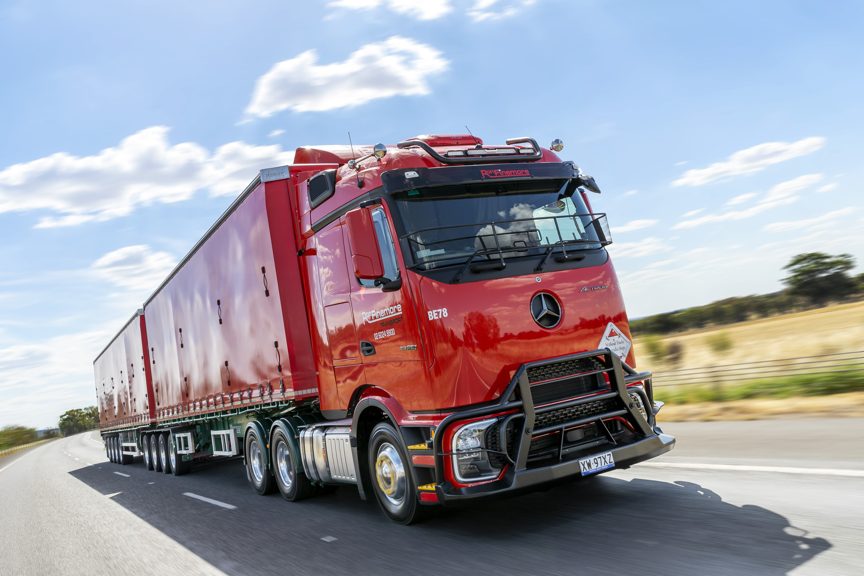 Read more about the article Pierwszy Mercedes-Benz Actros L z kabiną ProCabin dostarczony do Australii: Ron Finemore Transport stawia na wydajność