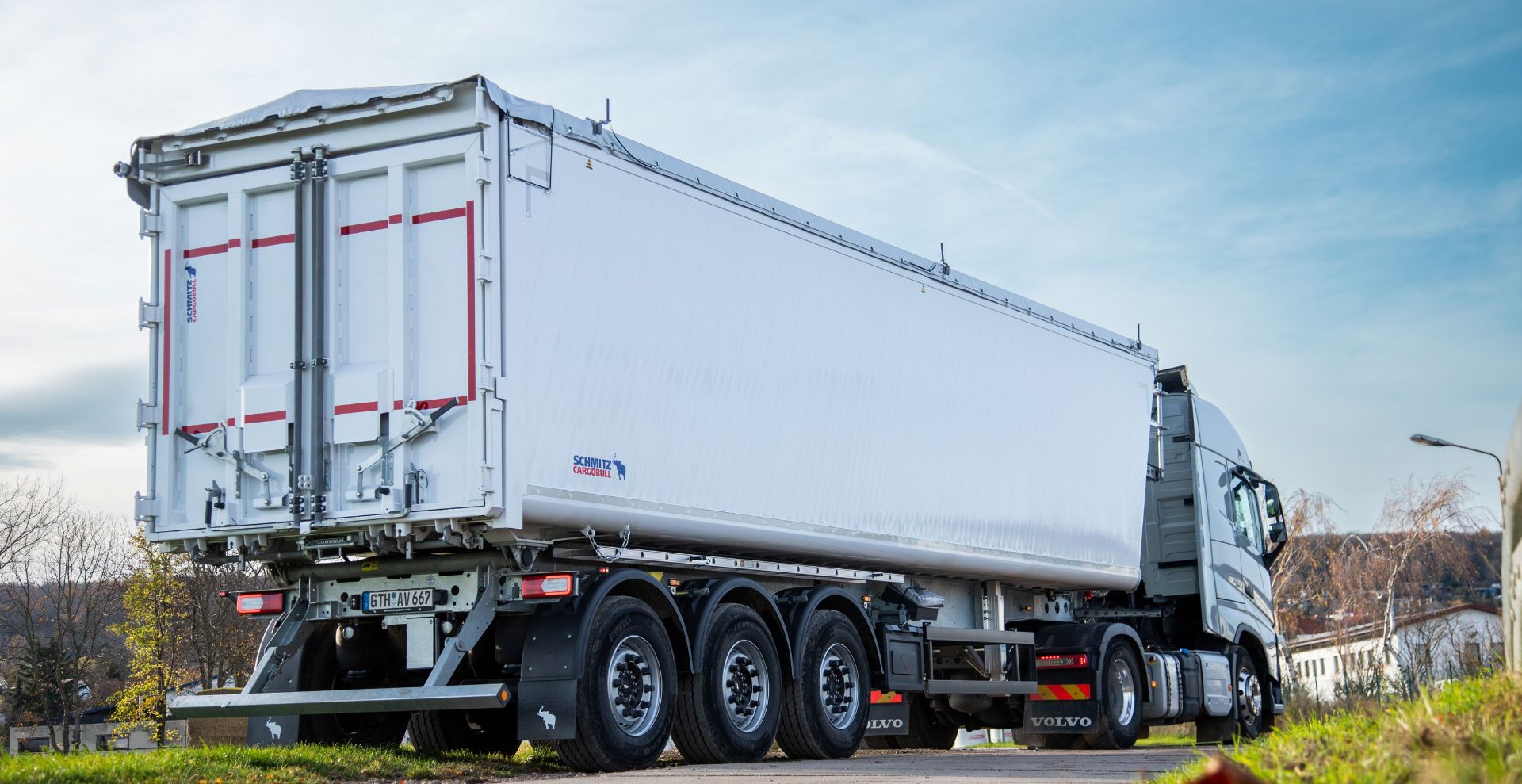 Read more about the article Lekka i wytrzymała, zaprojektowana z myślą o maksymalnej żywotności i łatwej konserwacji Schmitz Cargobull prezentuje ulepszoną aluminiową zabudowę skrzyniową do wywrotki S.KI AK LIGHT