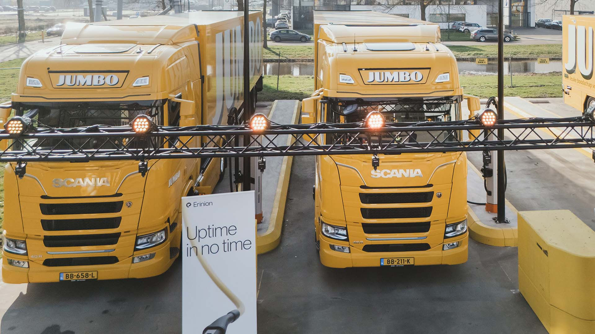 Read more about the article Erinion uruchamia plac ładowania w centrum dystrybucyjnym w Woerden – Scania i Jumbo zacieśniają współpracę w zakresie elektryfikacji transportu