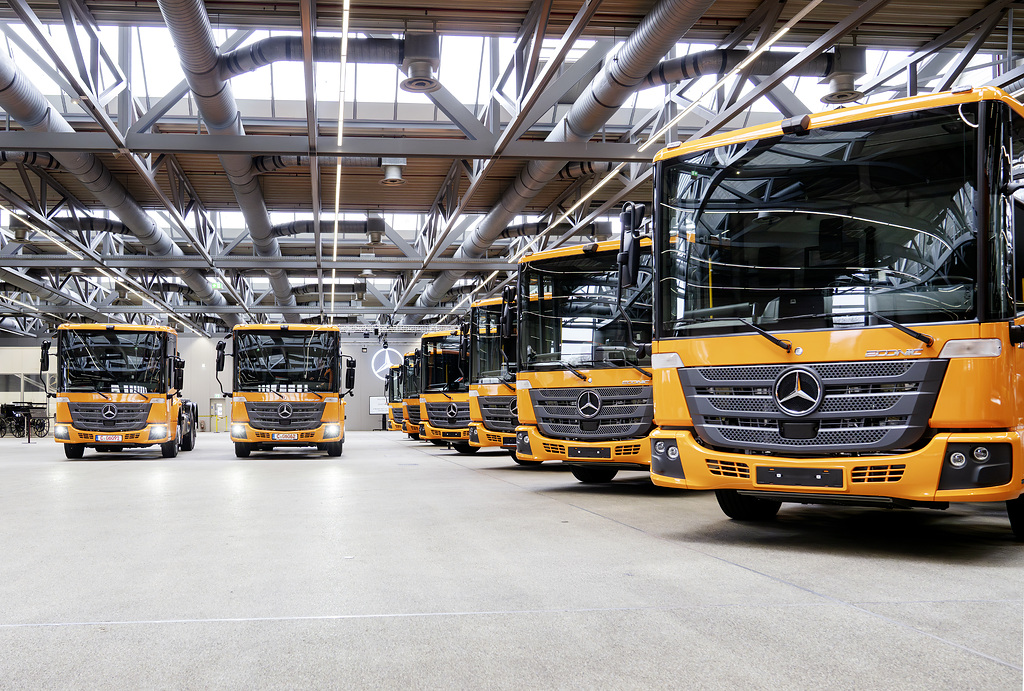 Read more about the article Miejski Zakład Oczyszczania w Chemnitz odbiera jedenaście nowych ciężarówek Mercedes-Benz Econic do odbioru odpadów