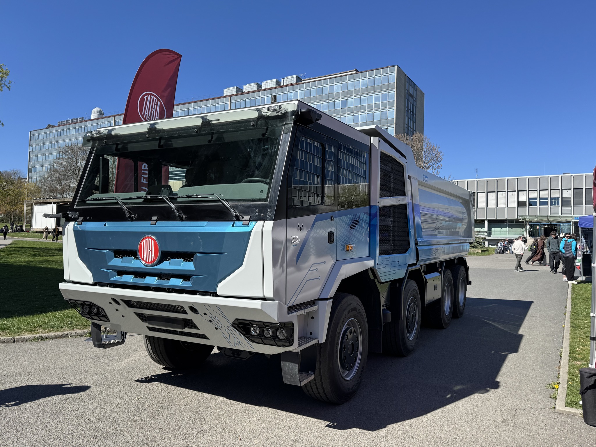 Read more about the article W pełni zasilany akumulatorowo pojazd TATRA FORCE 8×8 został ponownie zaprezentowany w Pradze