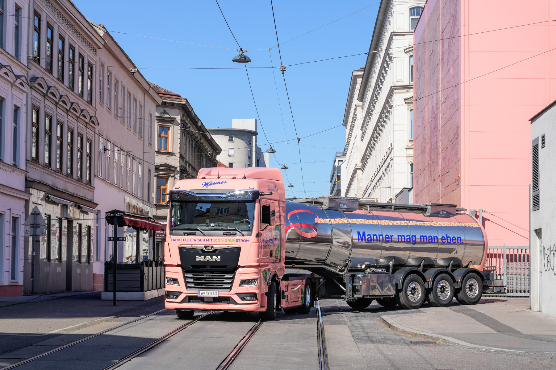 Read more about the article Słodkie wafle z elektryczną ciężarówką – Manner wkracza w świat elektromobilności z MAN