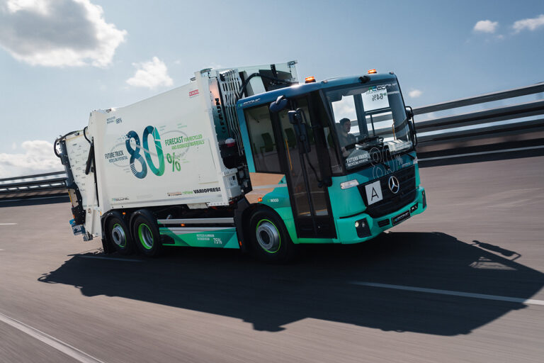 Read more about the article Dwutorowe podejście do gospodarki o obiegu zamkniętym: Mercedes-Benz Trucks prezentuje reECONIC – pojazd elektryczny zasilany bateryjnie i zrobiony z materiałów pochodzących z recyklingu