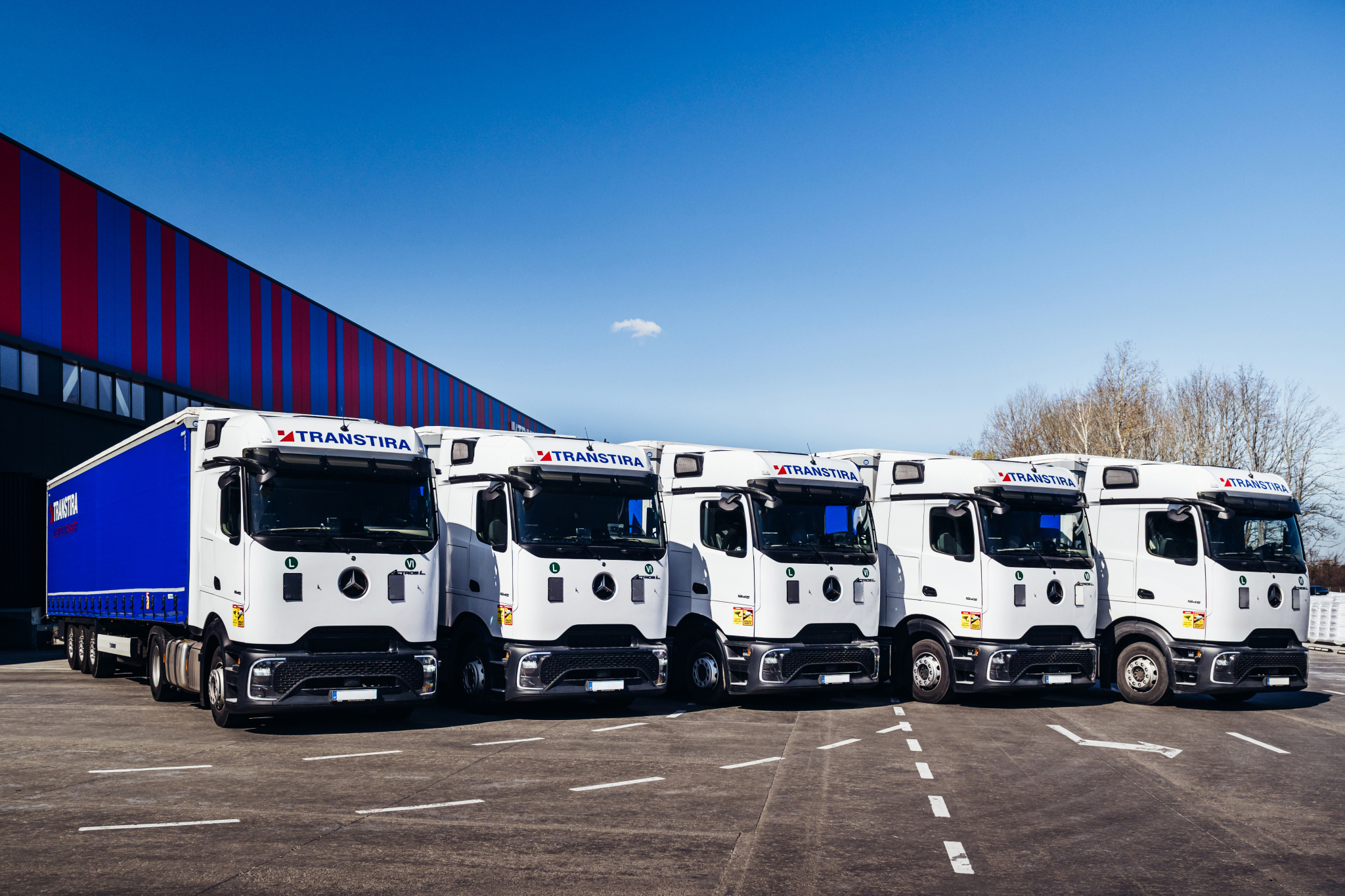 Read more about the article Duże zamówienie dla Mercedes-Benz Trucks: w 2026 roku ponad 500 Actrosów L ProCabin zostanie dostarczonych litewskiej firmie logistyczno-transportowej TRANSTIRA