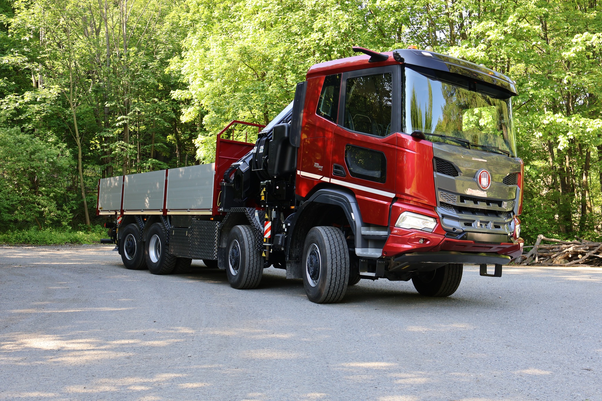 Read more about the article Nowa TATRA PHOENIX 8×8 z żurawiem hydraulicznym