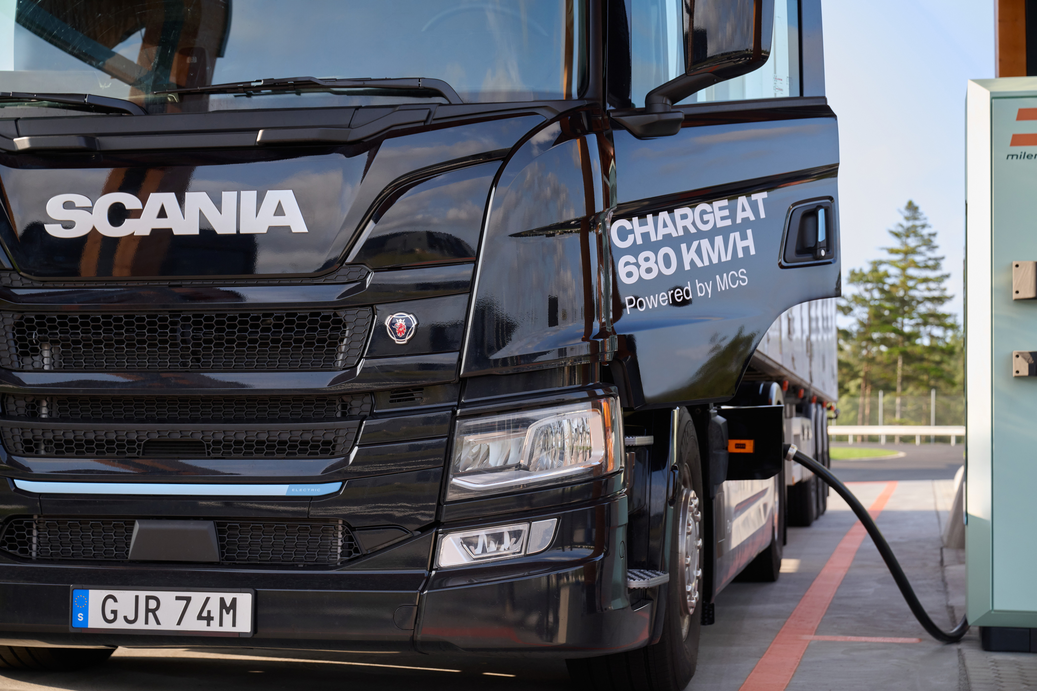 Read more about the article Scania prezentuje technologię dwukierunkowego transferu energii elektrycznej z wykorzystaniem megawatowego systemu ładowania dla transportu ciężkiego