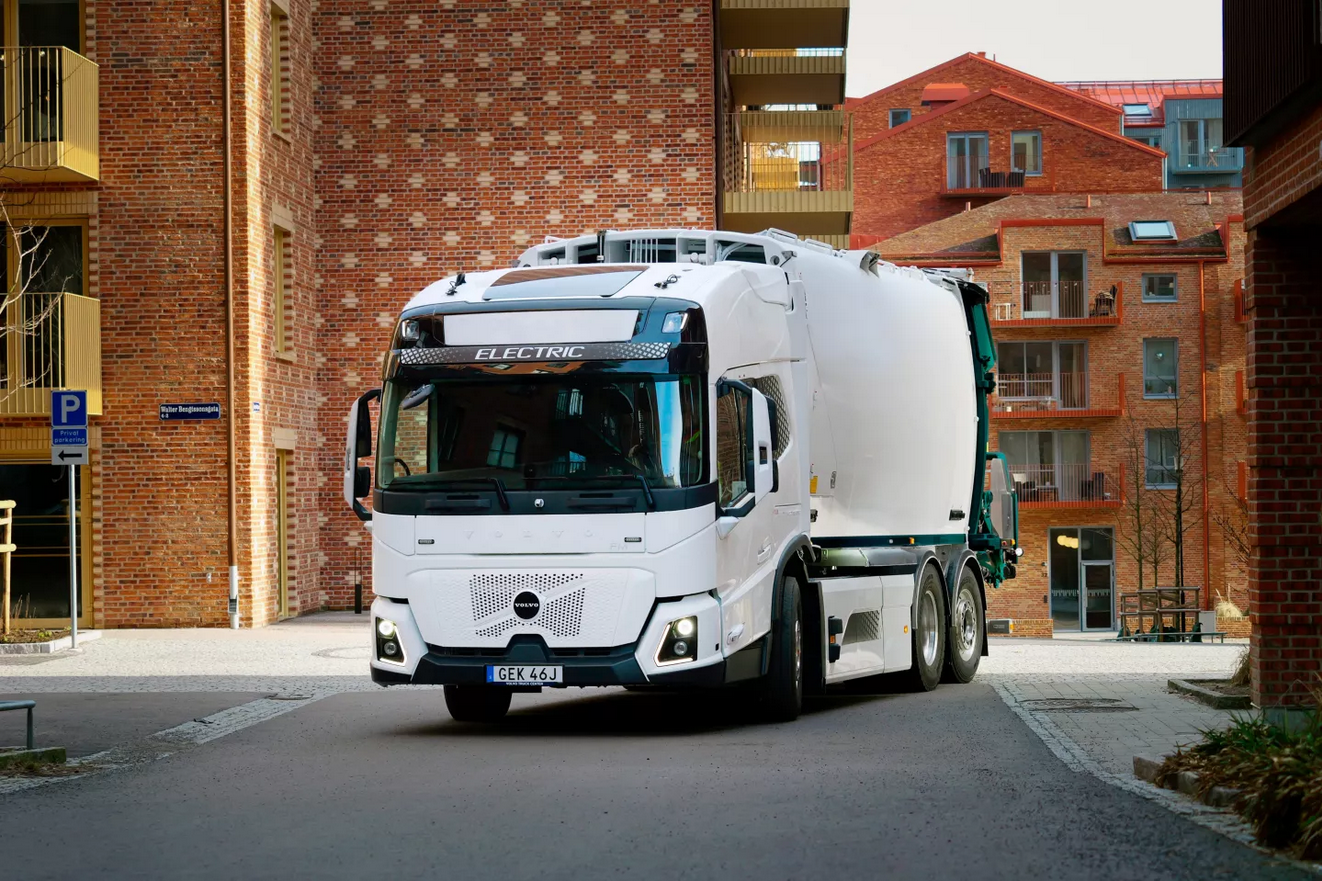 Read more about the article Na targach IFAT najnowsza generacja elektrycznych samochodów Volvo do zbiórki odpadów, recyklingu i zastosowań regionalnych