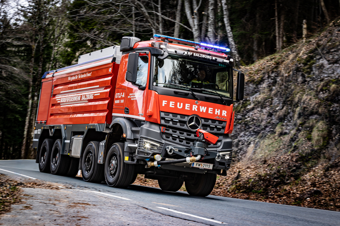 Read more about the article Pojazd, który w 100% spełnia wymagania – Mercedes Actros z zabudową Rosenbauer dla zawodowej straży pożarnej w Salzburgu