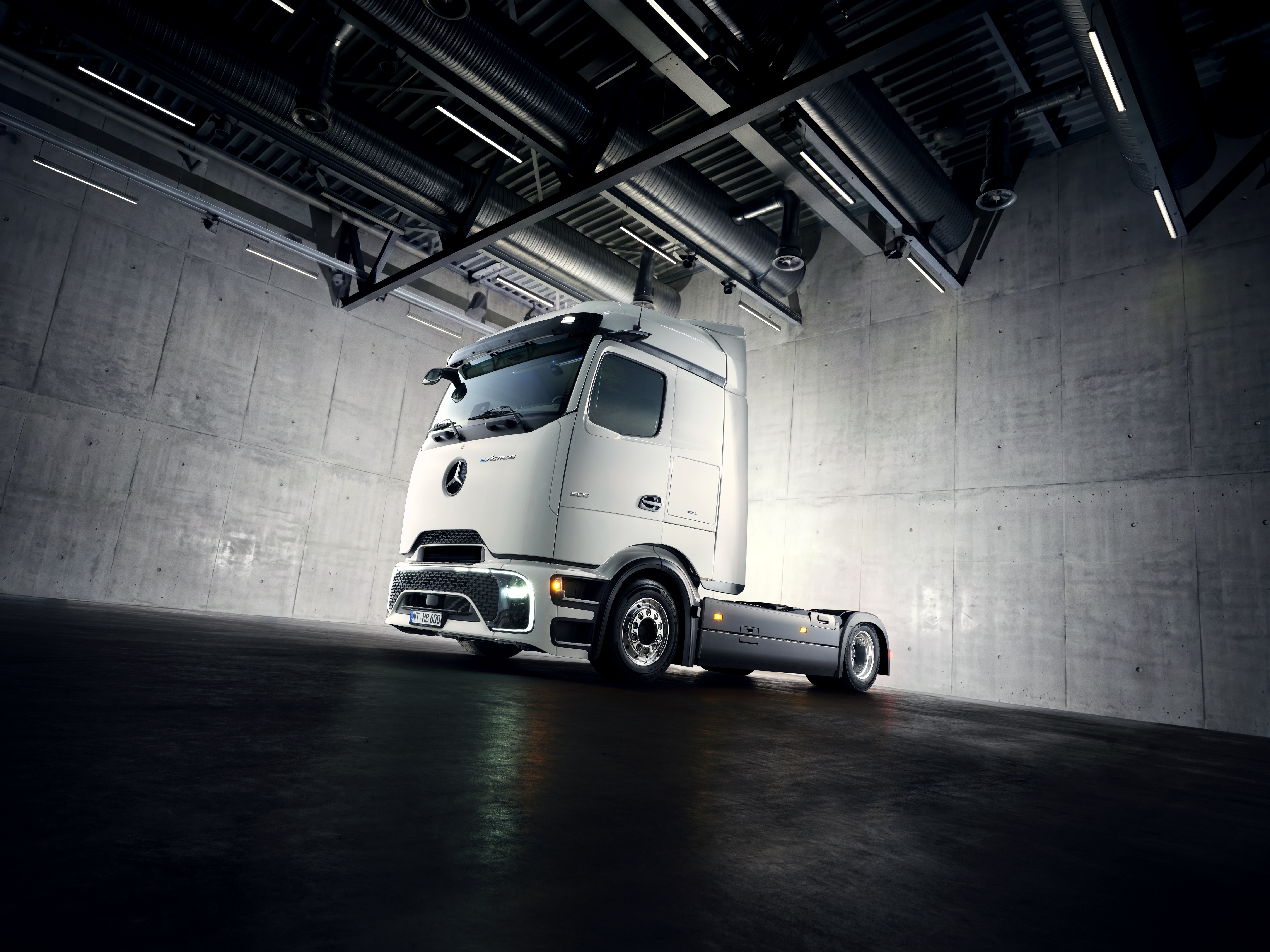 Read more about the article Mercedes-Benz Trucks rozszerza ofertę ciężarówek o nowy wariant eActros Lowliner