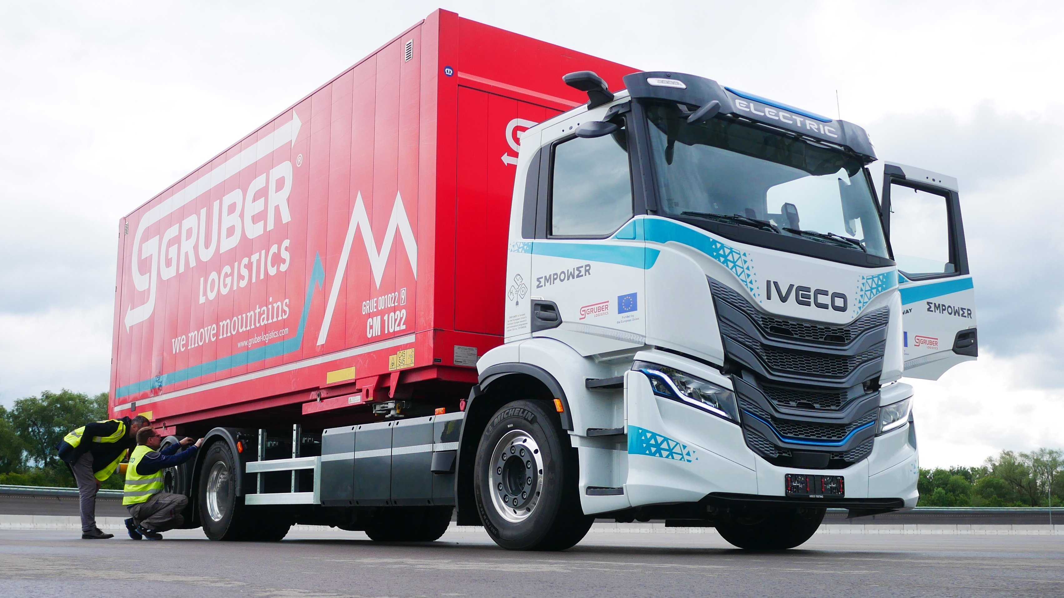 Read more about the article Dzięki testom w ramach projektu EMPOWER Gruber Logistics, IVECO i AIT rozwijają bezemisyjny transport ciężki