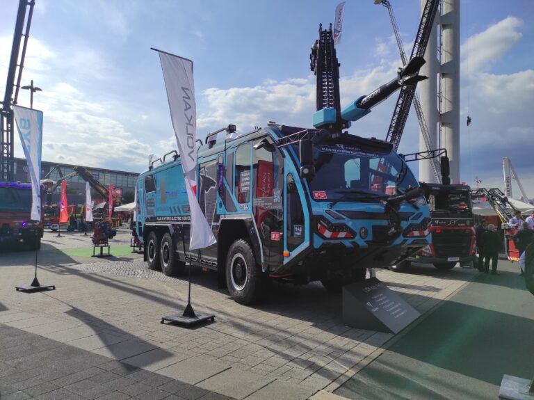Read more about the article Premiera Interschutz – hybrydowy specjalny ciężki lotniskowy samochód ratowniczo-gaśniczy Volkan LION PHEV 6×6